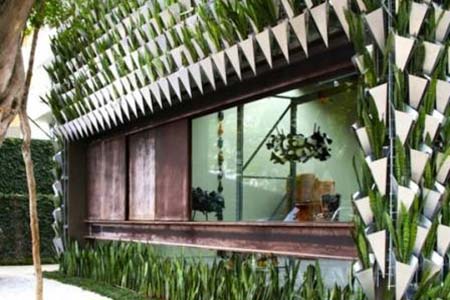 В Бразилии придумали новый тип облицовки здания: с помощью вазонов с живой зеленью!